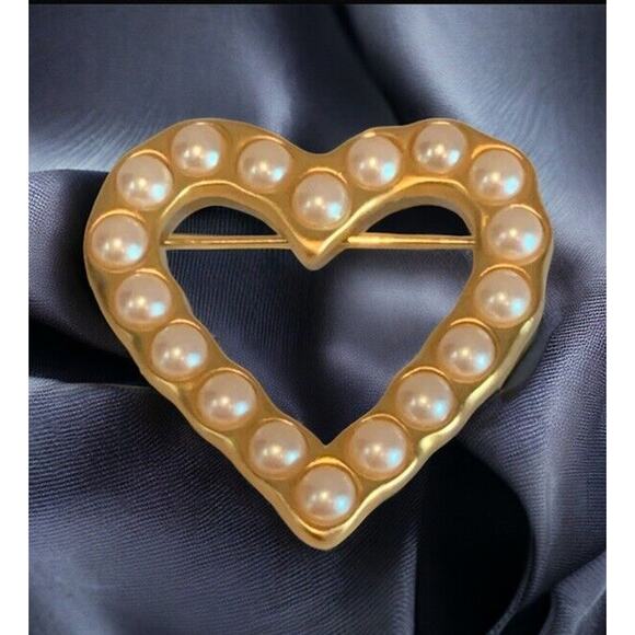GIVENCHY Large Gold Tone Heart w/ Inset Faux Pearls Pin Brooch EXC VINTAGE COND - Picture 4 of 4